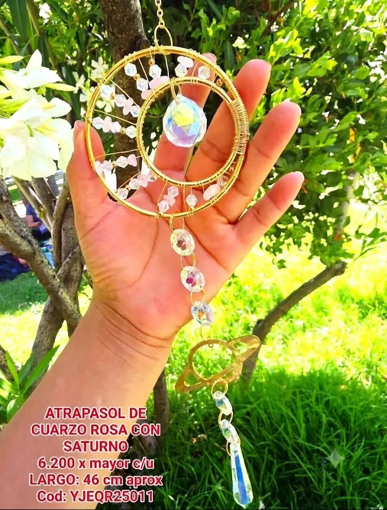 Atrapasoles Sol y Luna Creciente en Alambrismo Dorado con Cuarzo Rosa, Dije de Saturno y Prismas