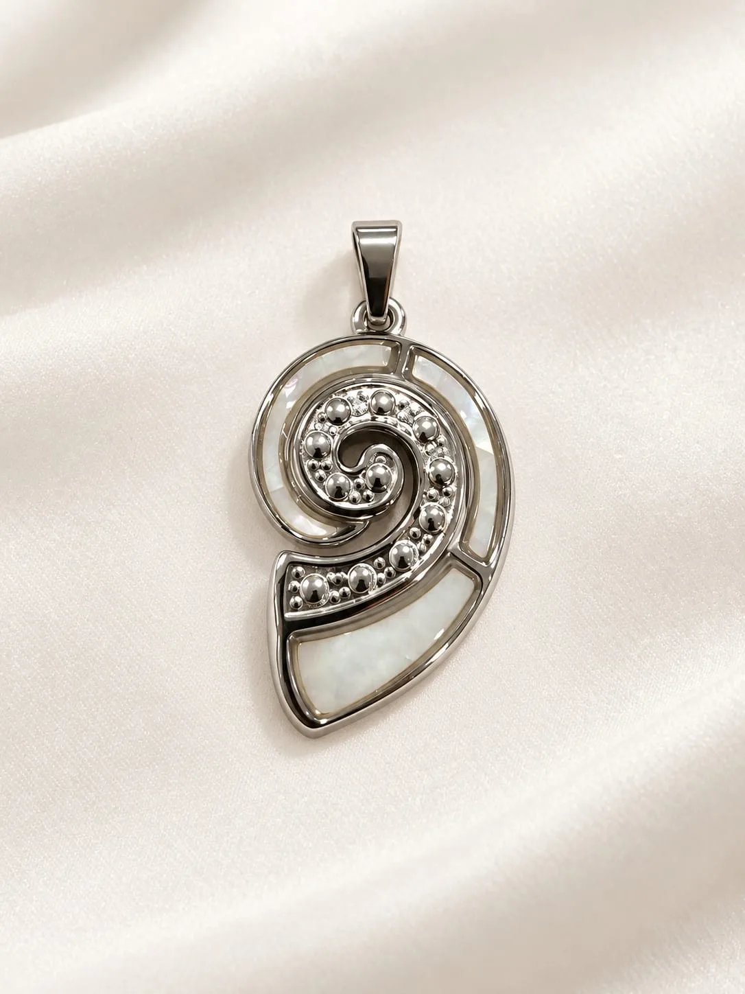 Dije de Acero Caracol con Nácar Plateado