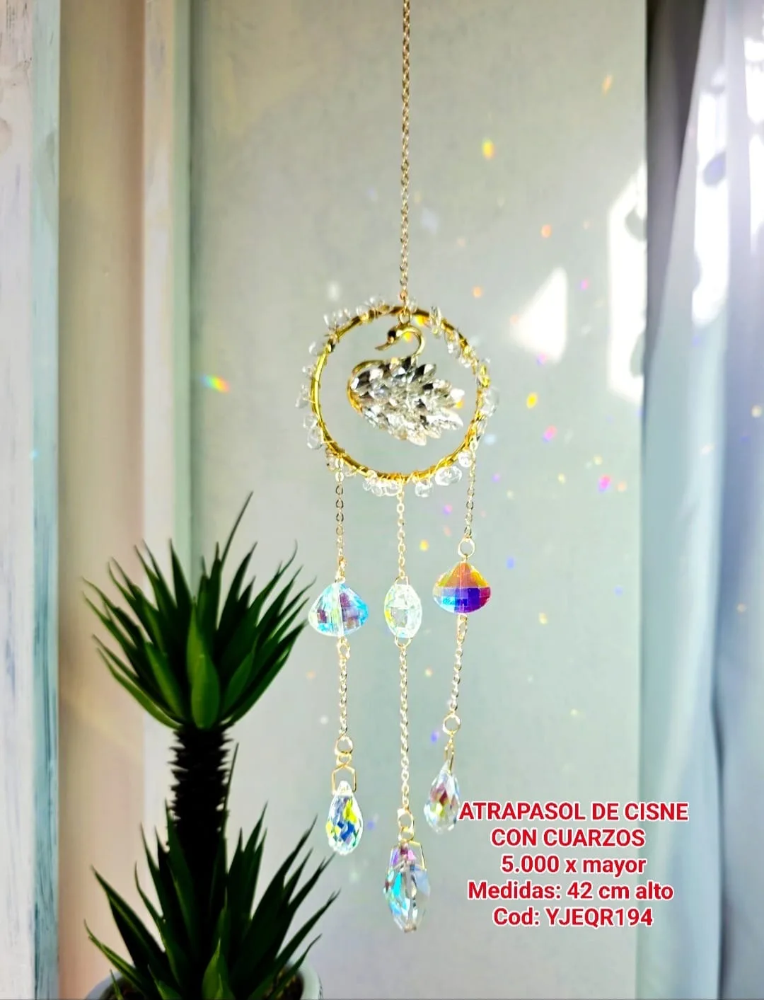 Atrapasoles Cisne Elegante con Aro de Cuarzo Cristal y Lágrimas Prismáticas