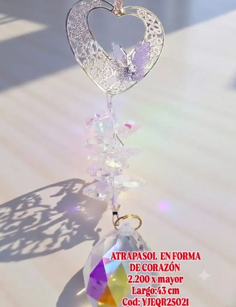 Atrapasoles Romántico Corazón Filigrana Plateado con Mariposa, Cristales Iridiscentes y Gran Prisma Lágrima