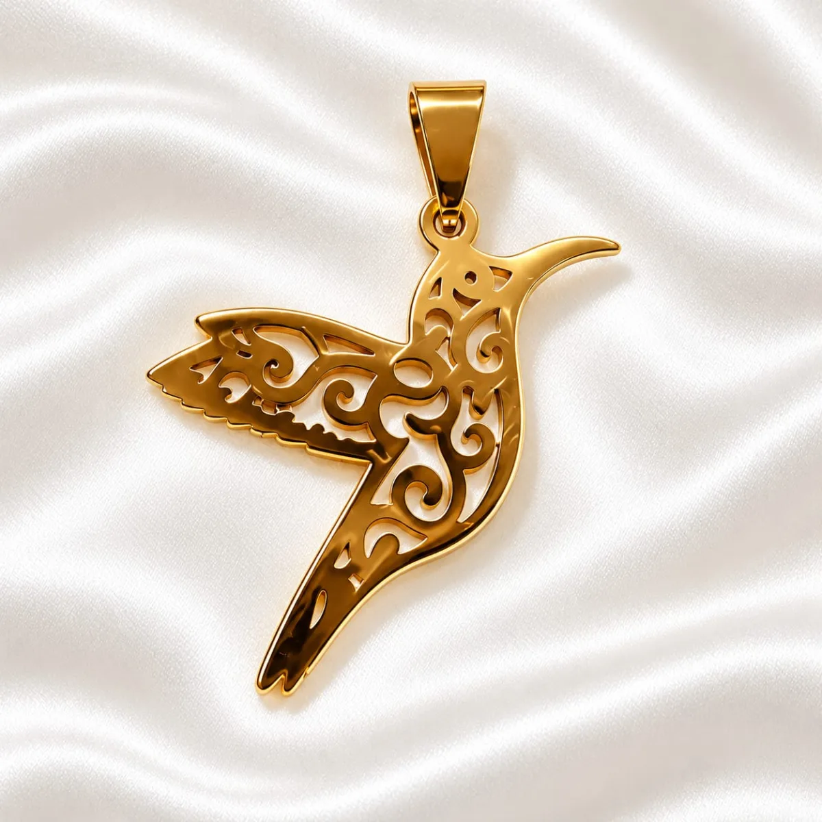 Dije de Acero Colibrí Calado Dorado