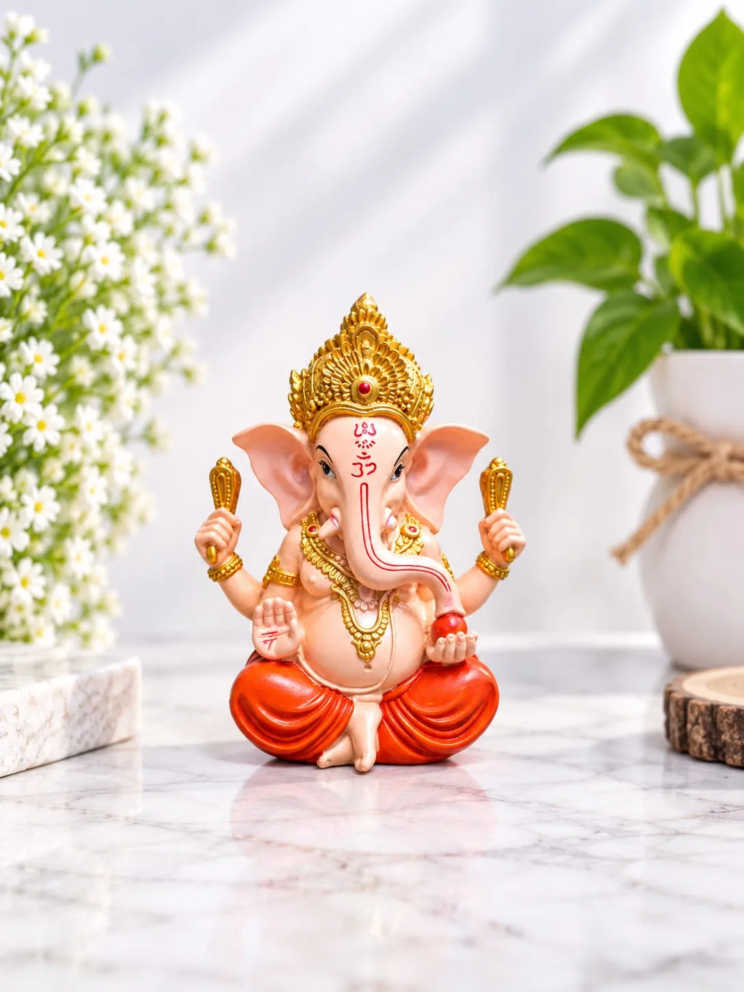 Figura de Ganesha Sentado con Corona Dorada