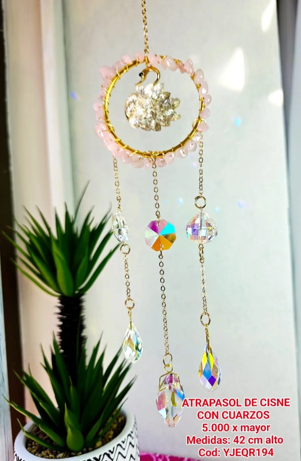 Atrapasoles Cisne Elegante con Aro de Cuarzo Rosa y Lágrimas Prismáticas