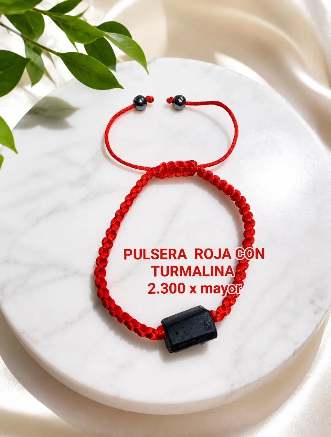 Pulsera Protectora de Hilo Rojo Tejido en Macramé con Piedra de Turmalina Negra