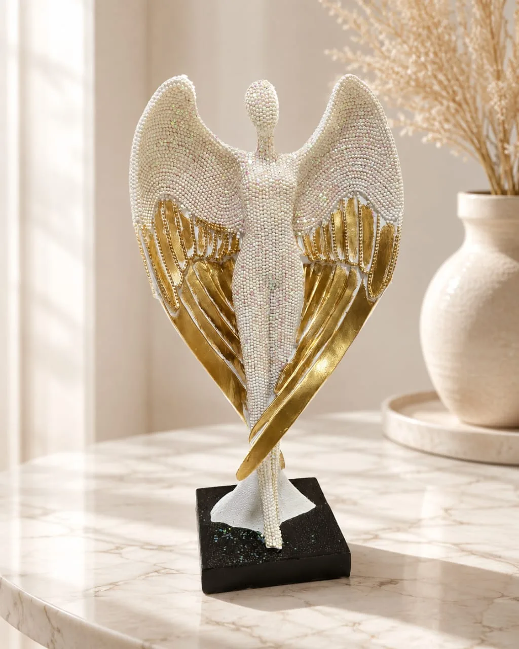 Ángel Blanco con Alas Doradas