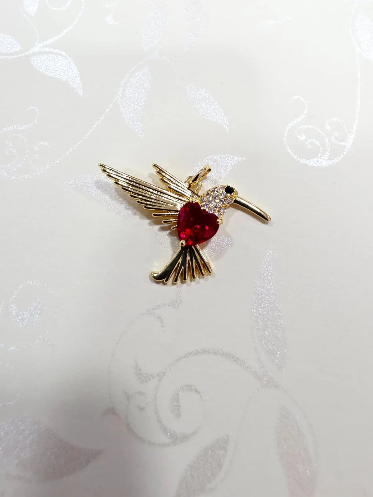 Dije de Acero Colibrí con Corazón de Cristal Rojo