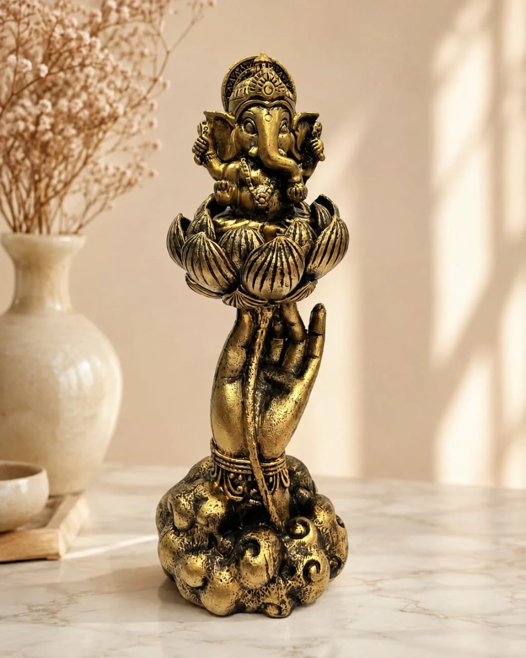 Figura de Mano con Ganesha y Flor de Loto (Dorado)