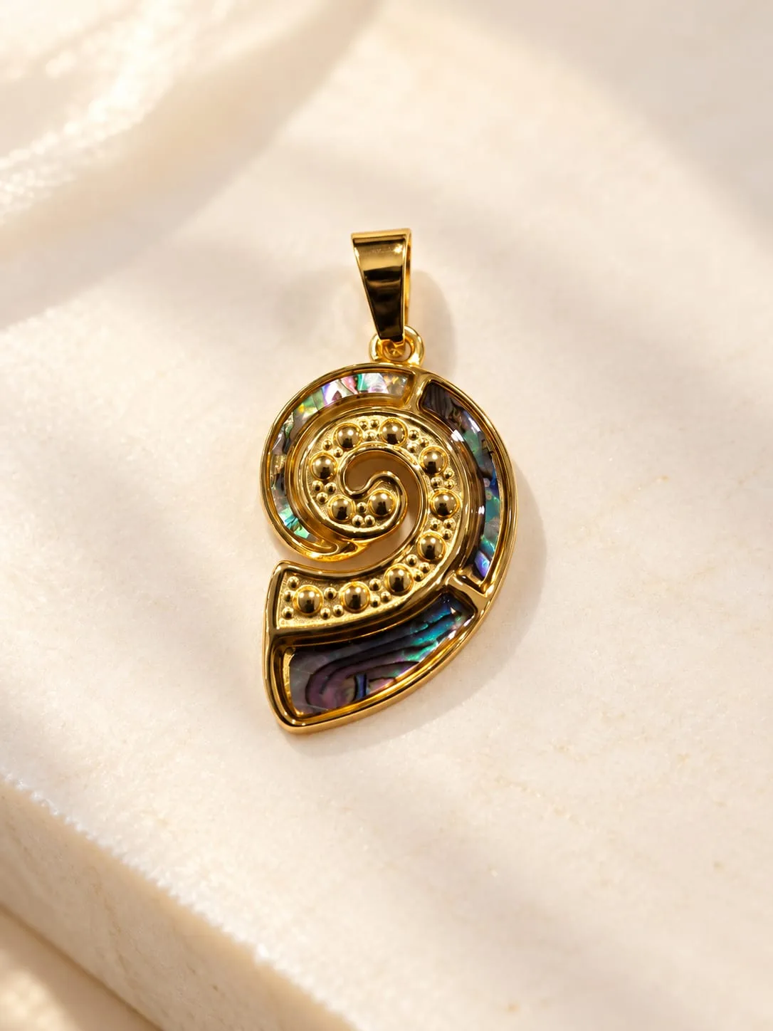 Dije de Acero Caracol con Avalón Dorado Pequeño