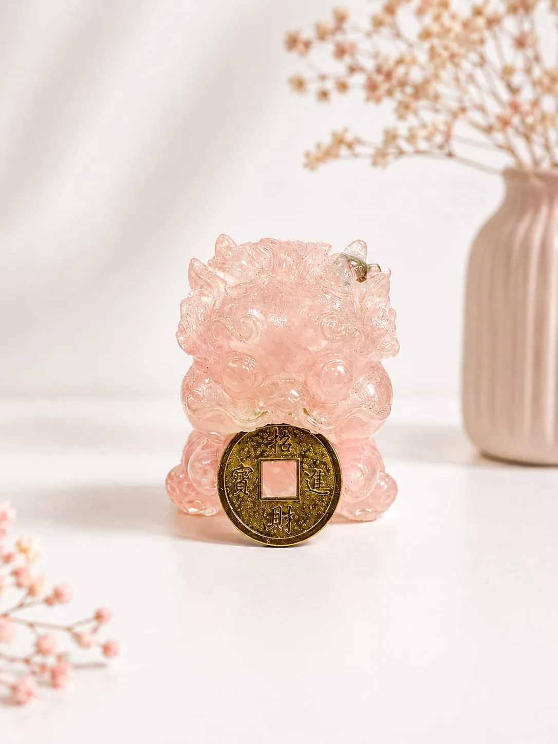 Perro Fu Chino (Pixiu) con Moneda China, Color Rosado (Cuarzo Rosado)