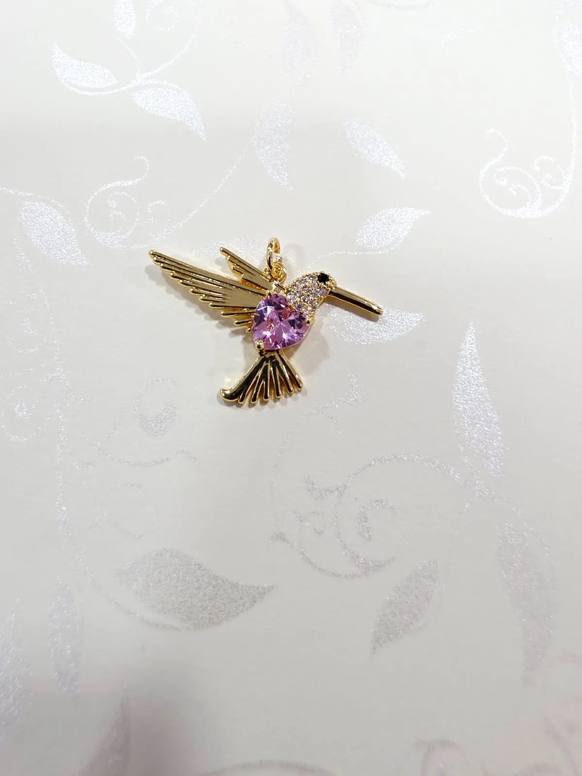 Dije de Acero Colibrí con Corazón de Cristal Rosado