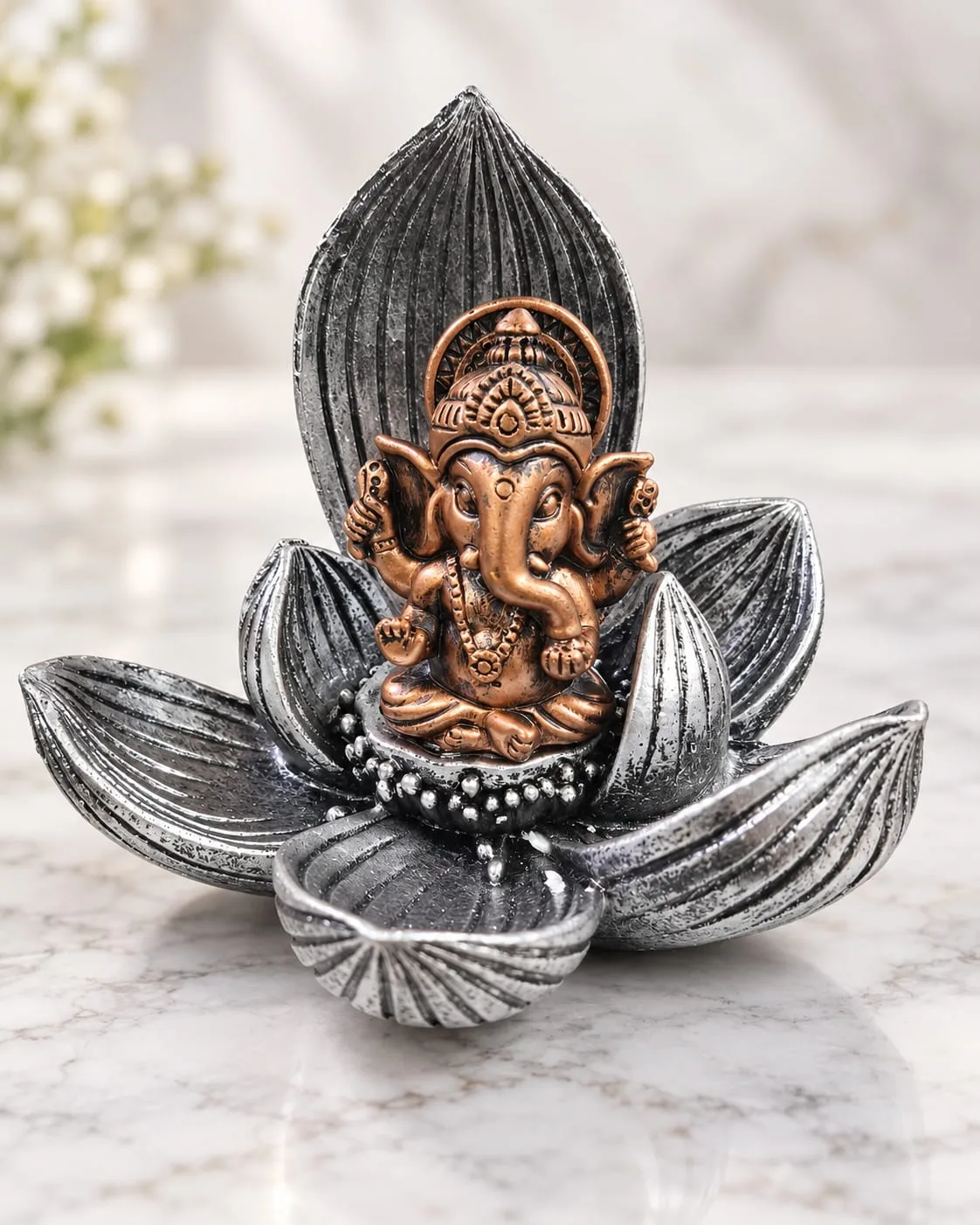 Ganesh Sobre Loto Plateado