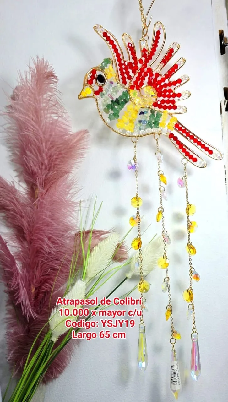 Atrapasoles Colibrí en Alambrismo Dorado Tejido con Cristales Multicolor y Prismas Iridiscentes