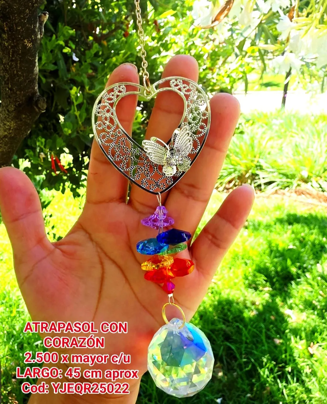 Atrapasoles Corazón de Filigrana Plateada con Mariposa, Cuentas de 7 Chakras y Esfera Prismática AB