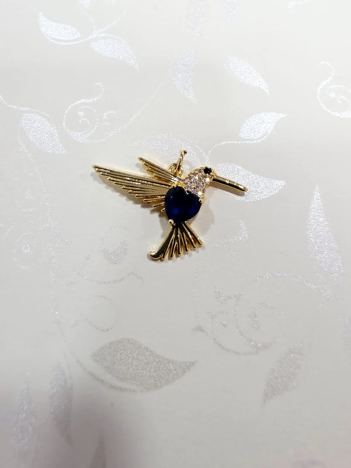 Dije de Acero Colibrí con Corazón de Cristal Azul Marino