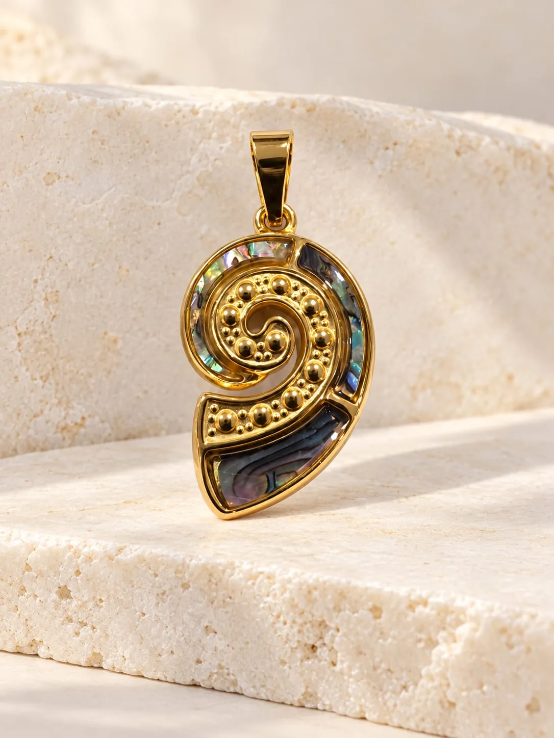 Dije de Acero Caracol con Avalón Dorado