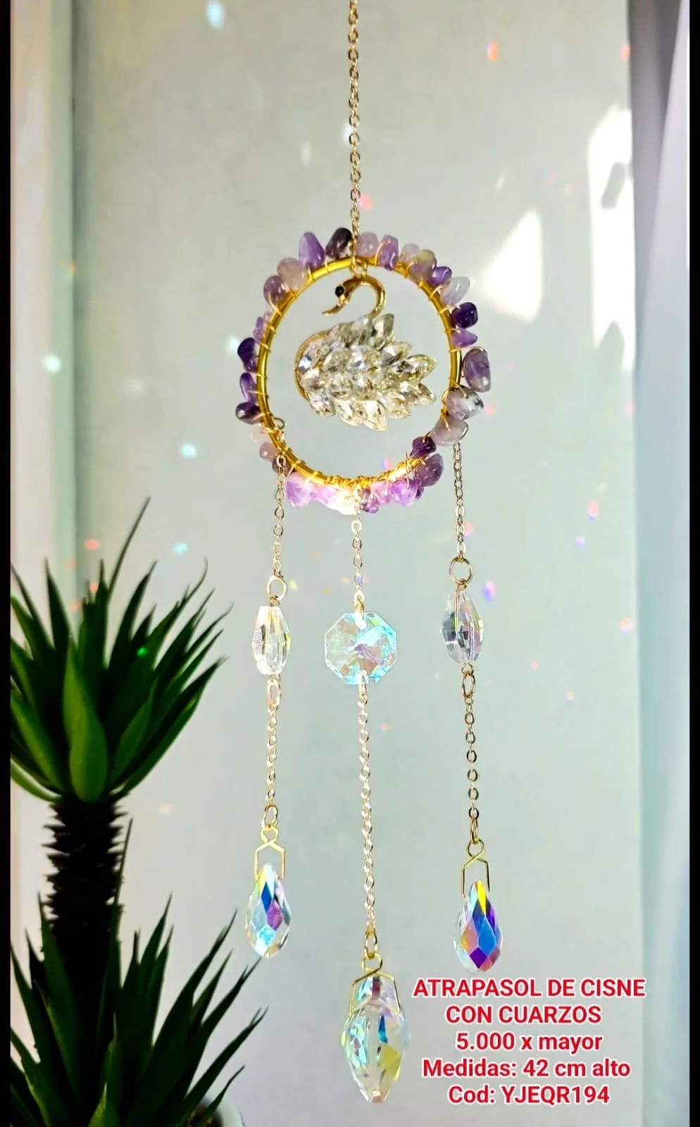 Atrapasoles Cisne Elegante con Aro de Cuarzo Amatista y Lágrimas Prismáticas