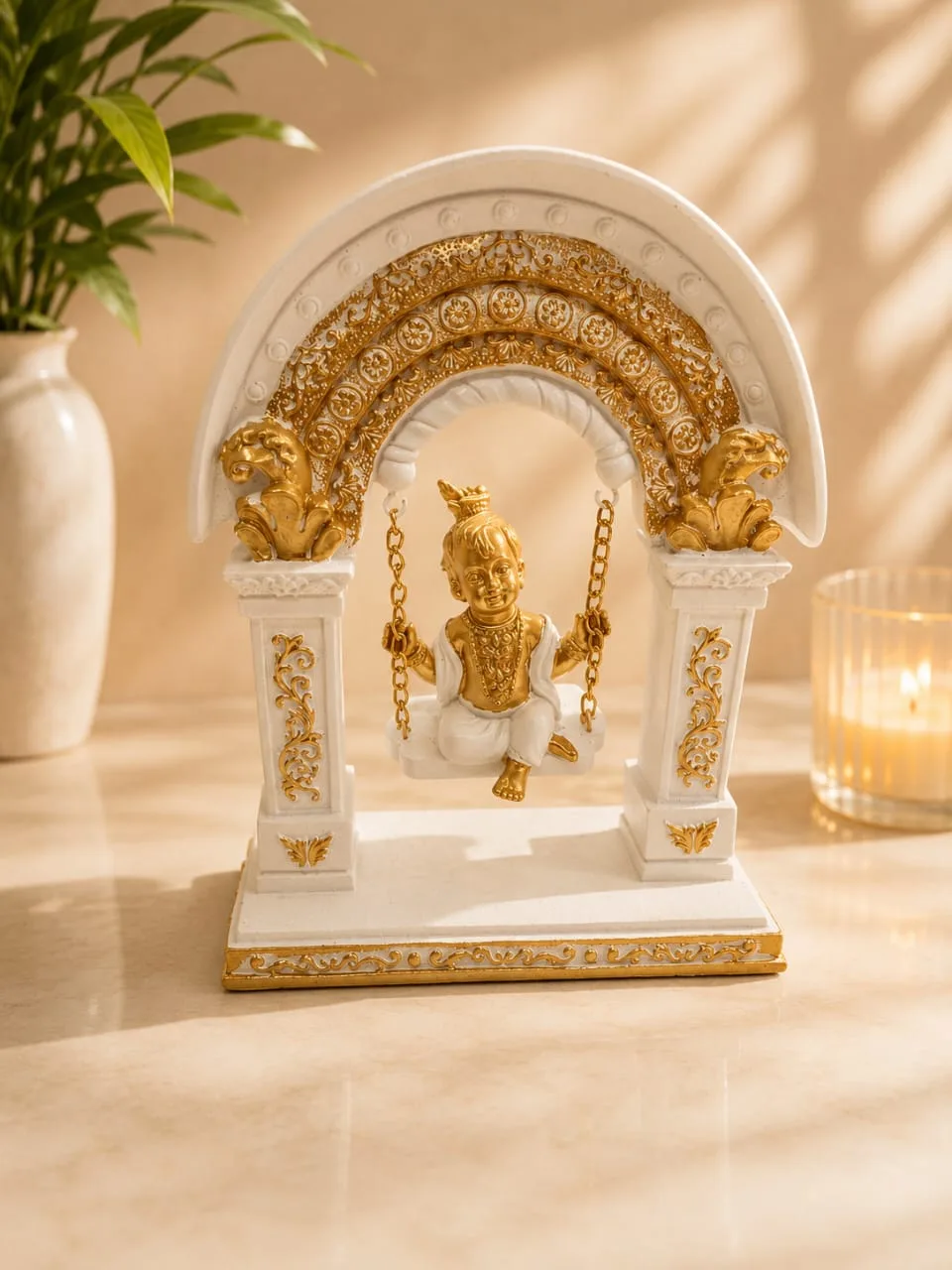 Adorno Decorativo de Niño en Columpio (Blanco y Dorado)