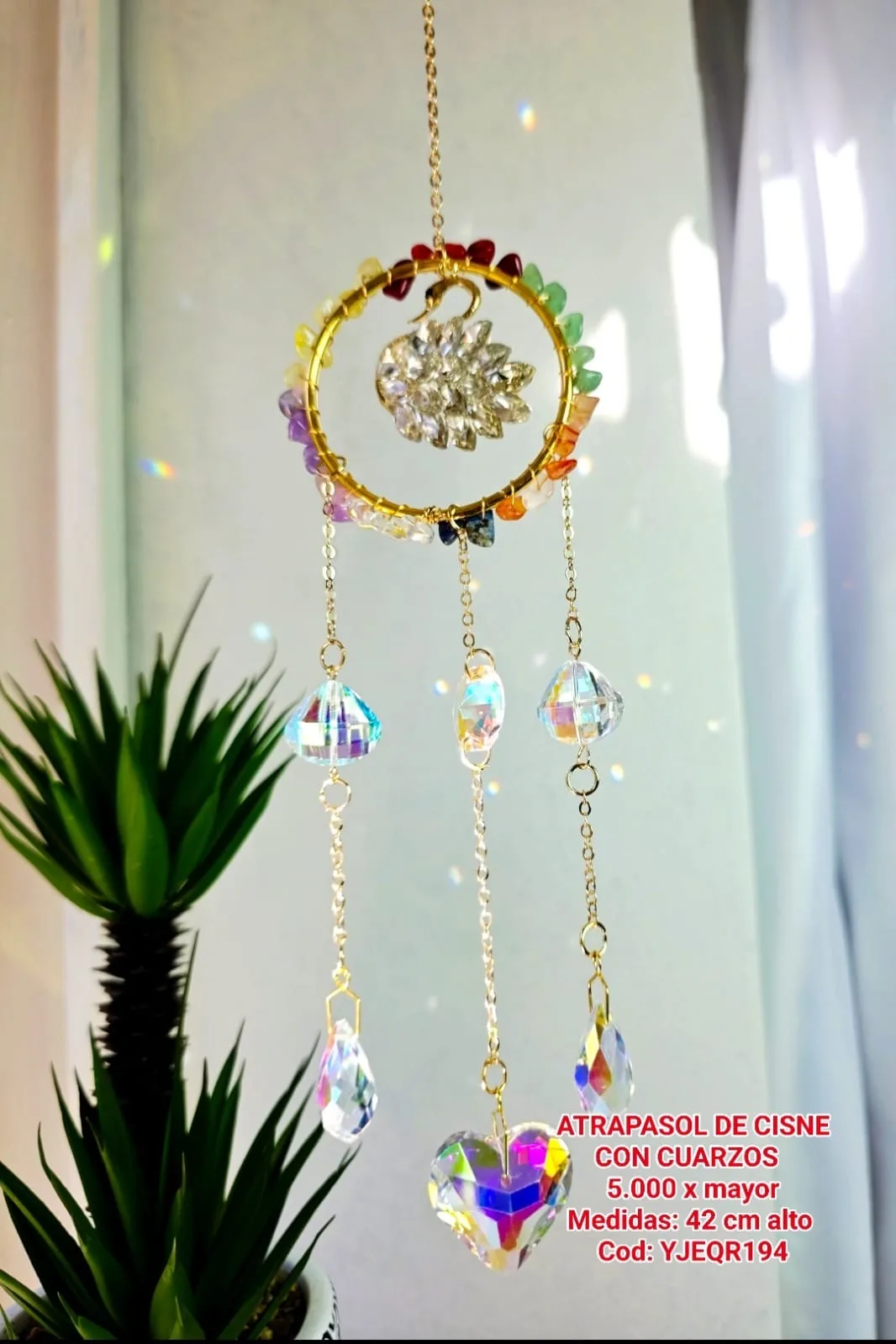 Atrapasoles Cisne Elegante con Aro de Piedras 7 Chakras y Corazón de Cristal