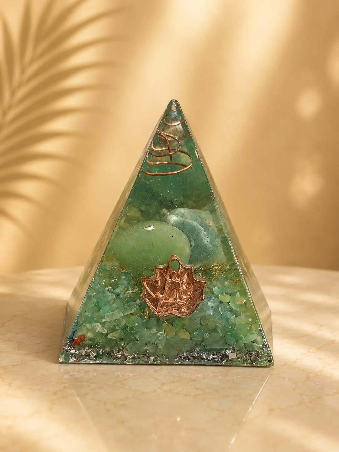 Pirámide de Orgonita o Orgón - Figura sentada en loto (posible Buda) - aventurina verde