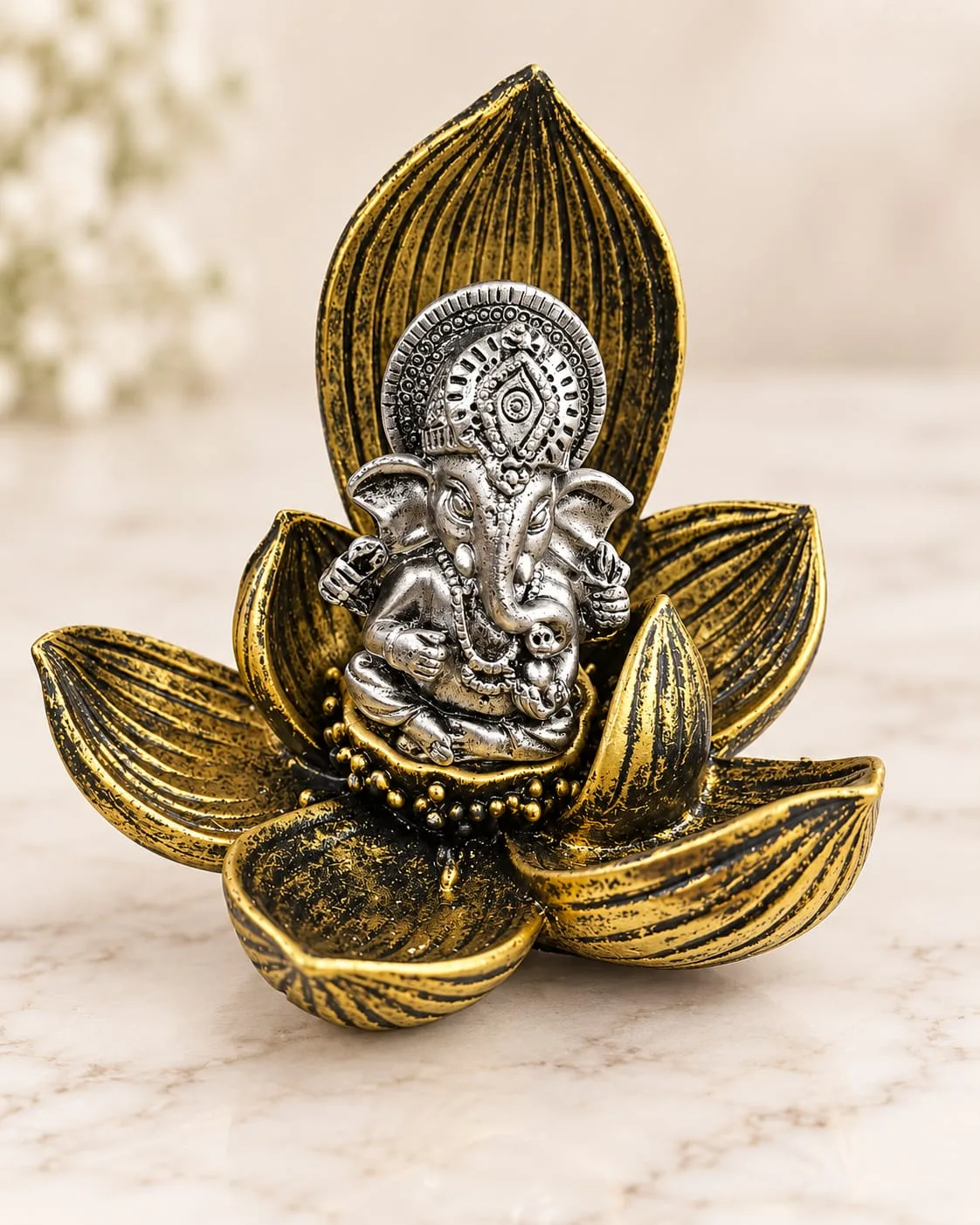 Ganesh Sobre Loto Dorado