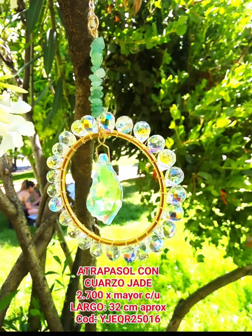 Atrapasoles Aro Dorado Solar con Cristales Iridiscentes, Cuarzo Jade Verde y Prisma Central Irregular