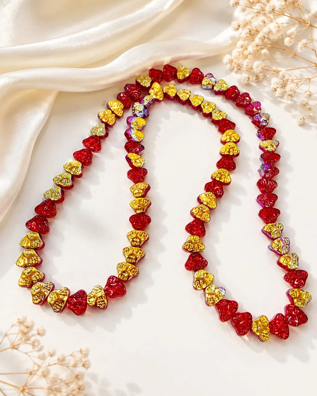 Cuenta de Vidrio Forma de Trébol Color Rojo y Dorado