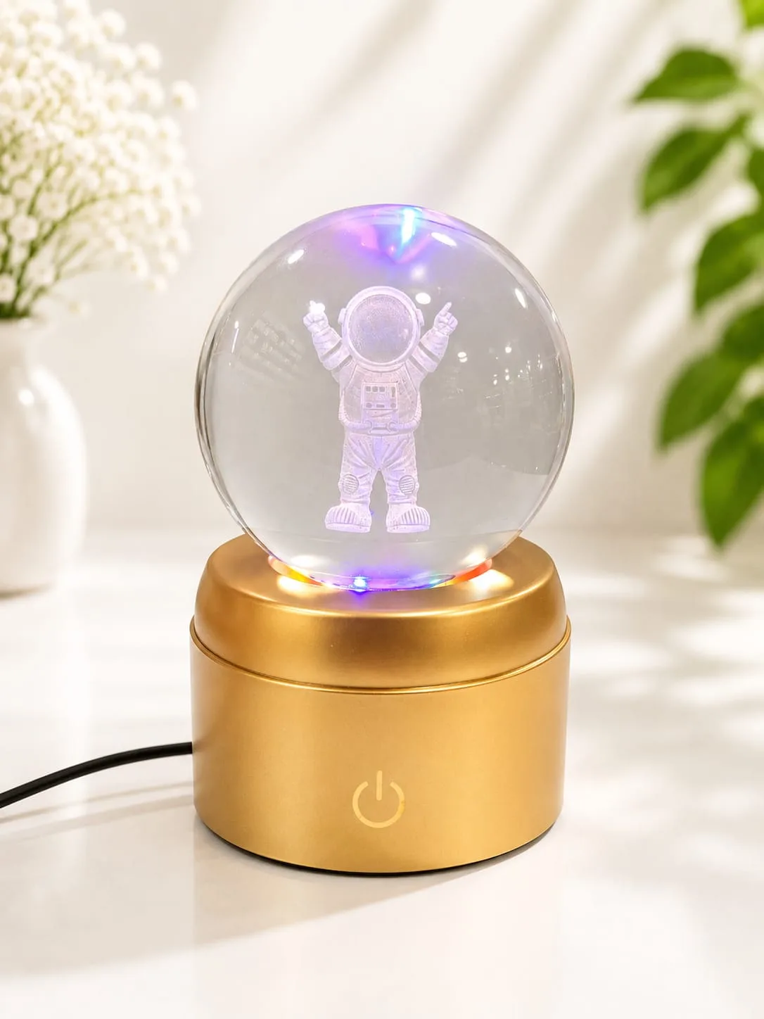 Lampara de Mesa Bola de Cristal Giratorio Astronauta con Base Dorada