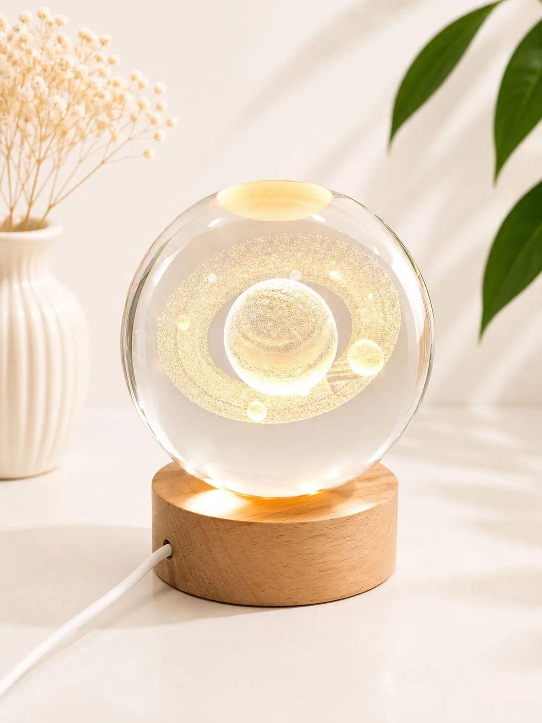 Lampara de Mesa Bola de Cristal Saturno con Base de Madera