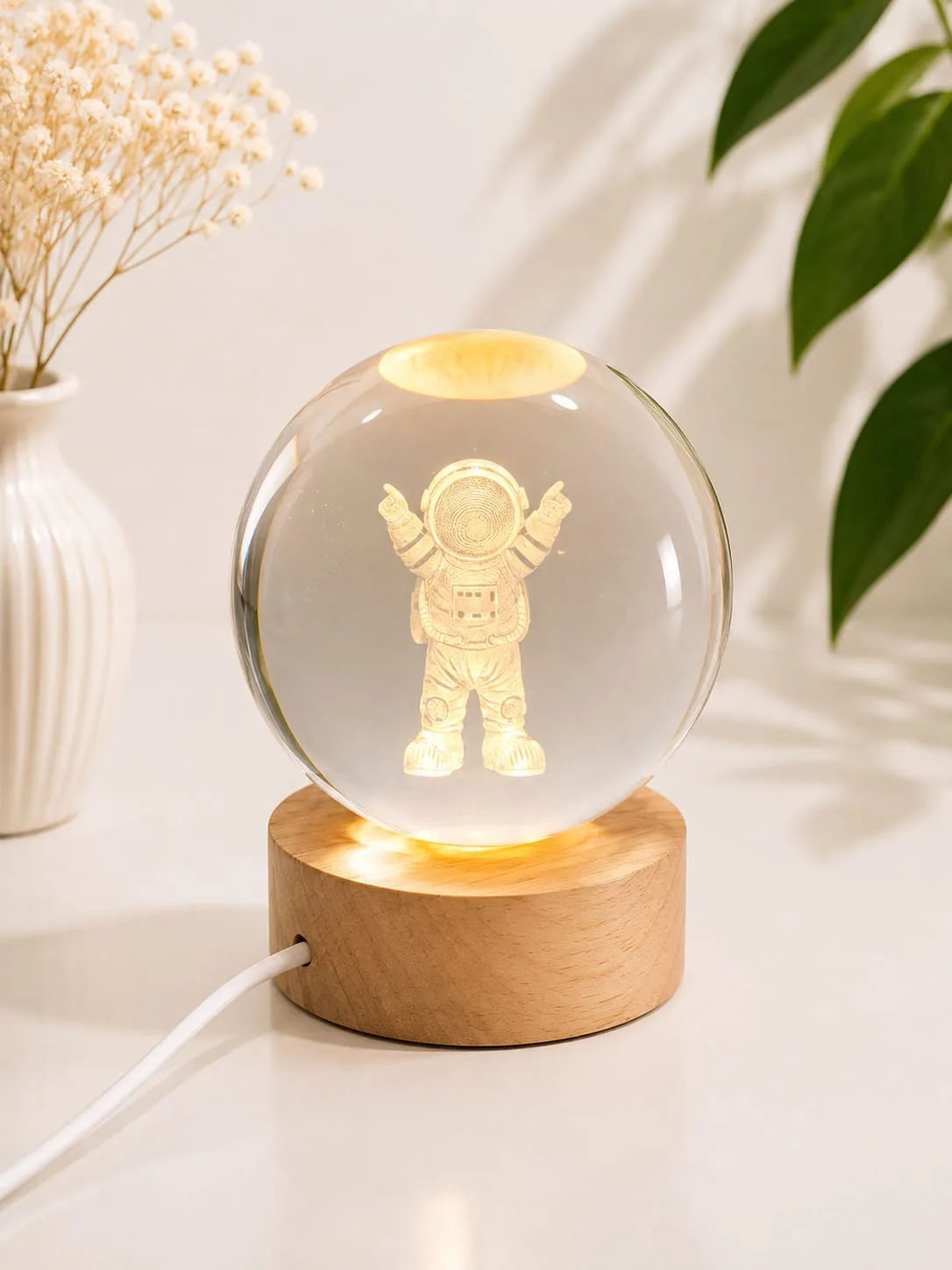 Lampara de Mesa Bola de Cristal Astronauta con Base de Madera