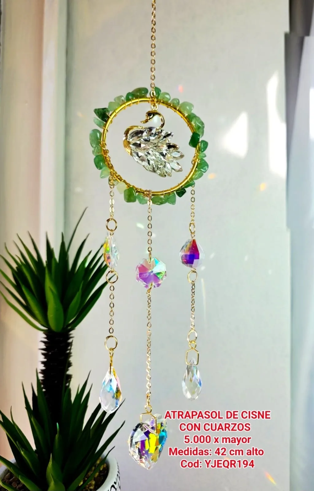 Atrapasoles Cisne Elegante con Aro de Cuarzo Verde y Corazón Prismático