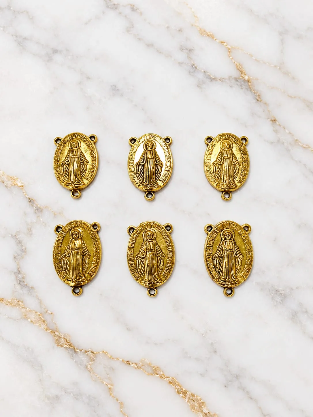 Marieta de Virgen de Peltre Dorado 2,2 cm