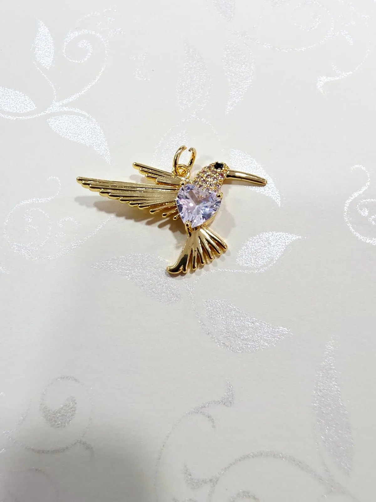 Dije de Acero Colibrí con Corazón de Cristal Lila Claro