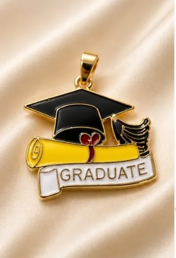 Colgante en Rodio - Birrete de graduacion GRADUATE con diploma amarillo
