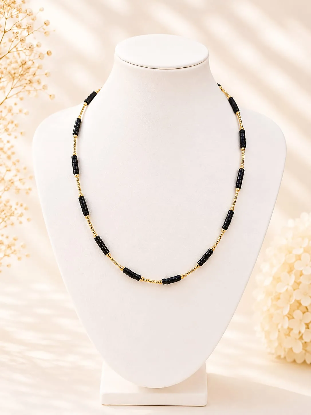 Collar de Cadena Dorada con Cuentas de Ónix Negro